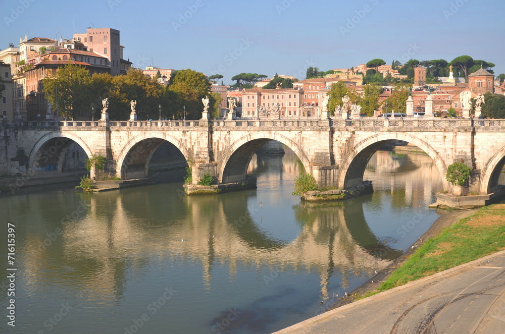 Malowniczy widok na most Świętego Anioła  w Rzymie, Włochy  