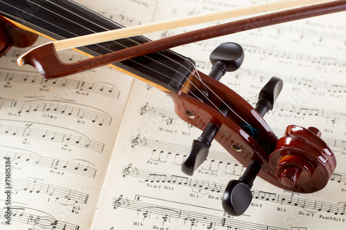 violino e archetto su pagine di musica photo