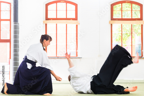 Fotografía Aikido teacher and student training throwing and falling