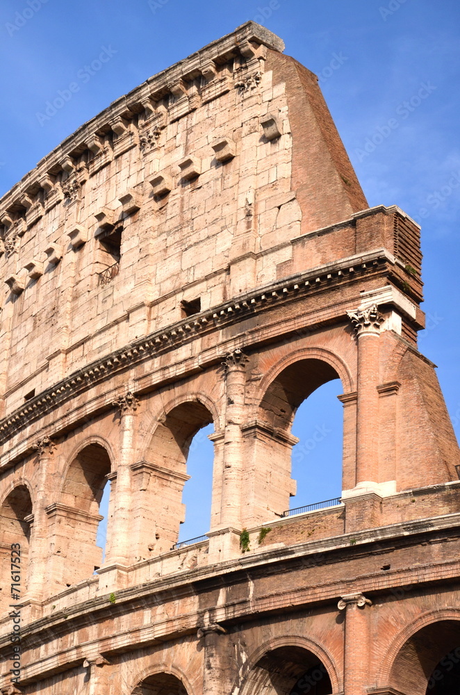 Majestatyczne coloseum w Rzymie na tle niebieskiego nieba, Włoch