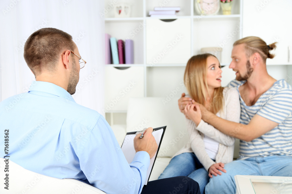 Obraz premium Young happy couple after therapy session with family