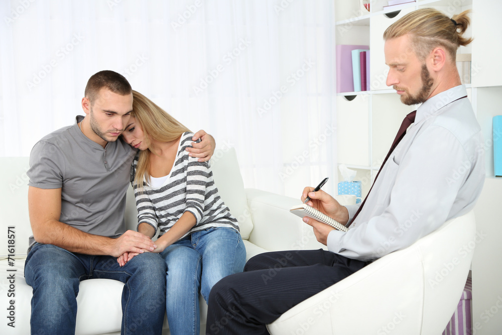 Obraz premium Young couple with problem on reception for family psychologist