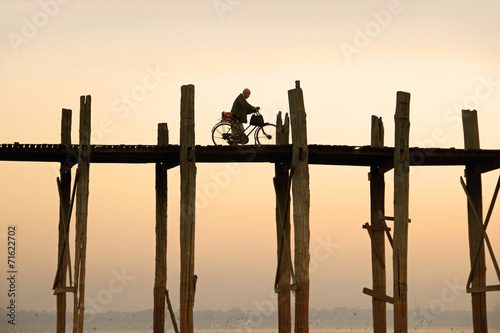 Fényképezés cyclist is driving over U Bein's Bridge