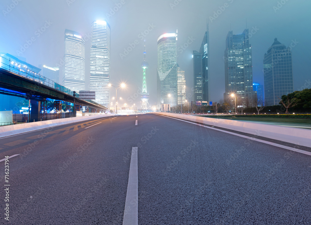 Obraz premium Asphalt road and modern city