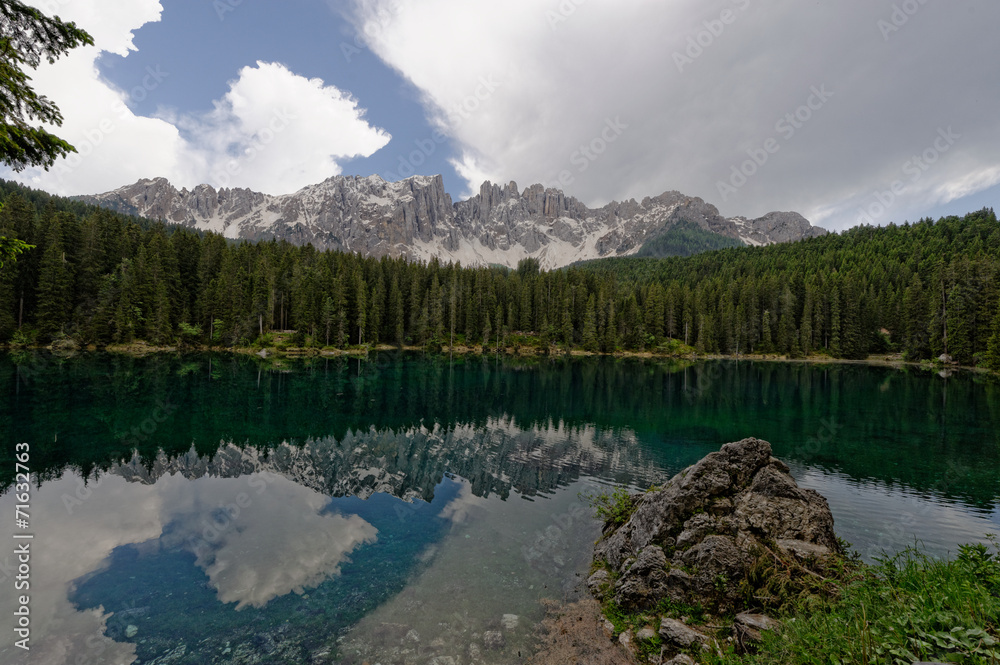 Lac Carezza Karersee dans les Dolomites Italiennes