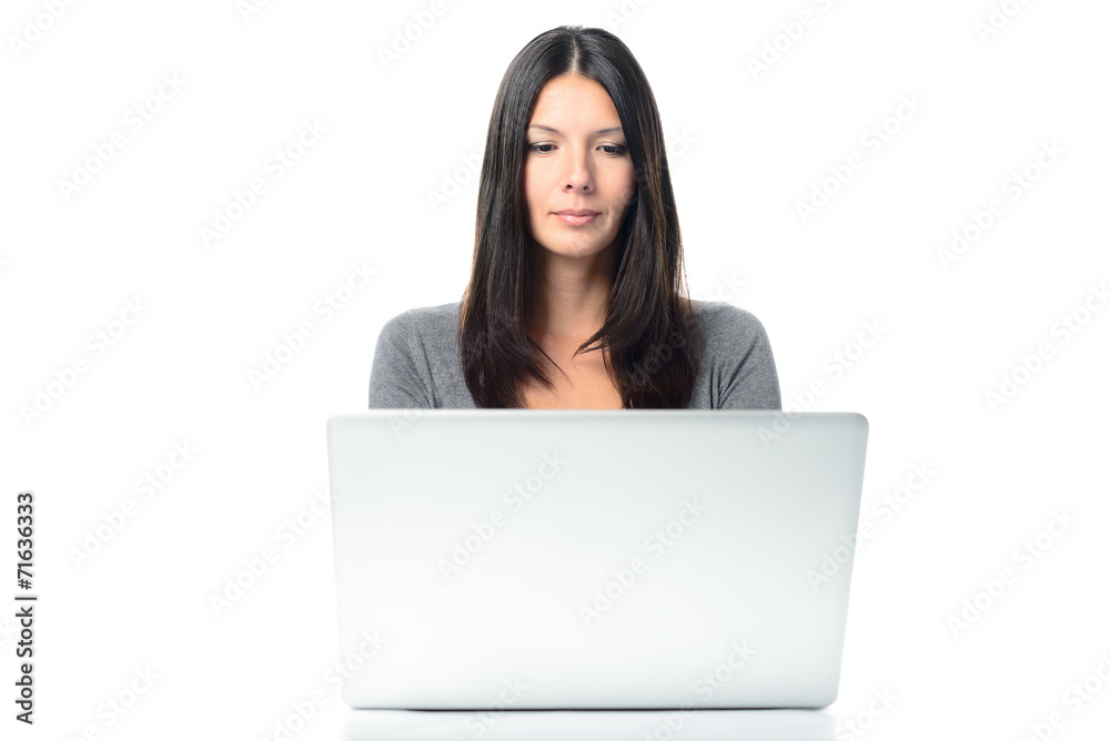 Freundliche junge Frau arbeitet mit einem Laptop Freundliche junge Frau arbeitet mit einem Laptop