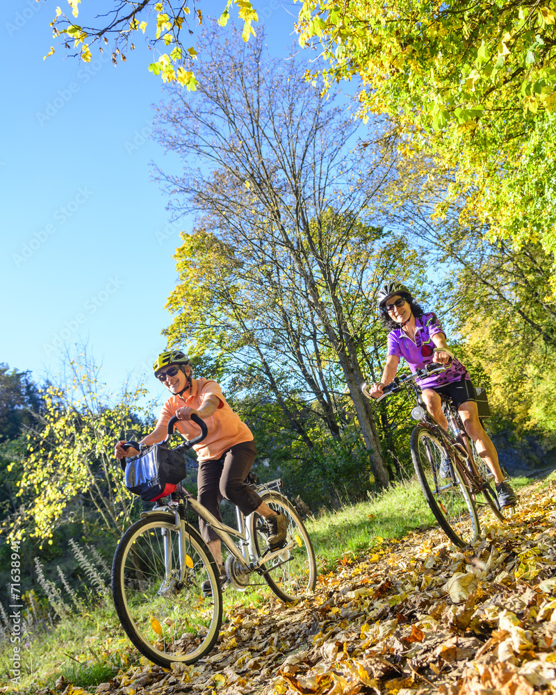 Fototapeta premium Radtour im sonnigen Herbst
