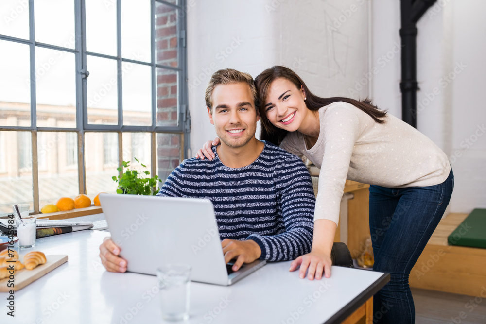 verliebtes junges paar mit notebook zu hause verliebtes junges paar mit notebook zu hause