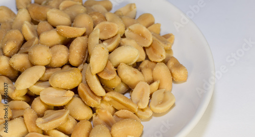 Obraz na płótnie Peanuts on a white plate on a white background w salonie