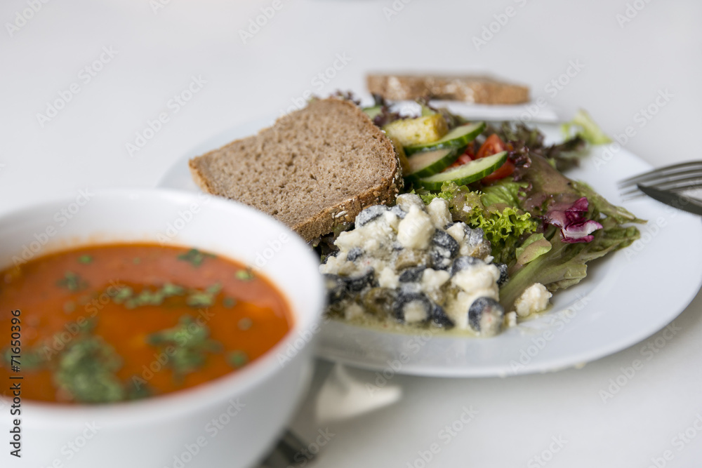 Tomatensuppe mit Salat, Schafskäse und Brot Tomatensuppe mit Salat, Schafskäse und Brot