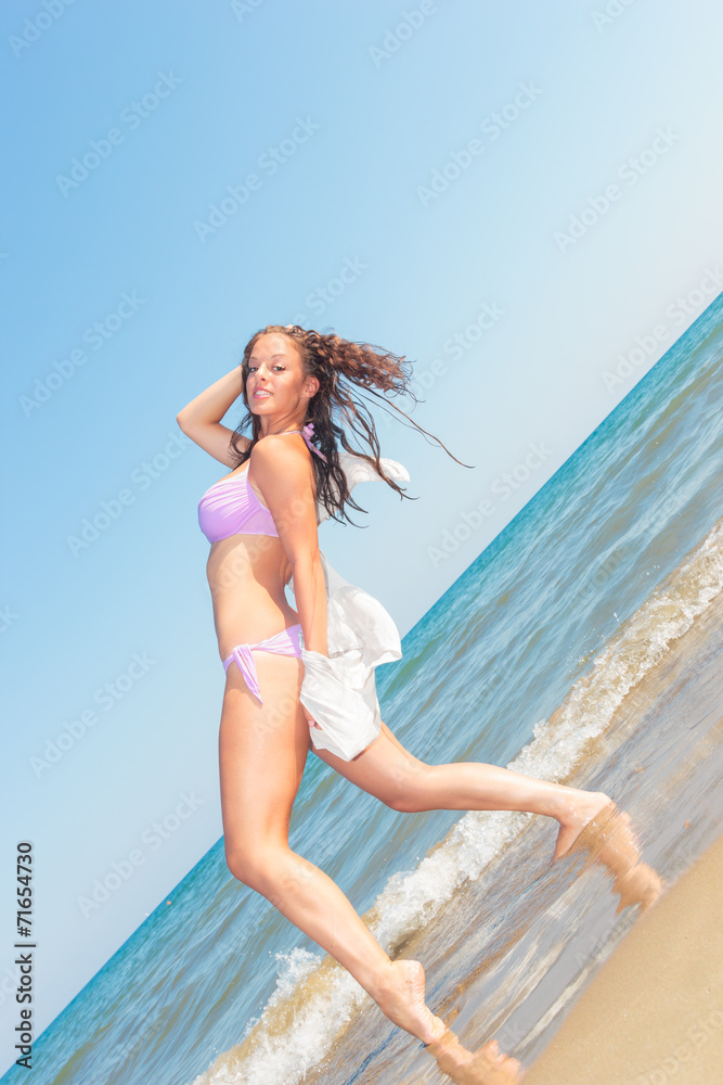 Naklejka premium Woman having fun in summer vacation holidays