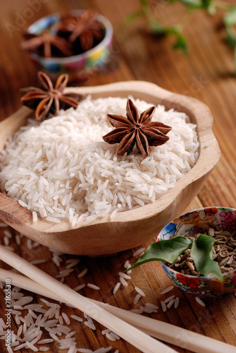 riso basmati nella ciotola di legno con altri ingredienti 