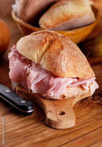 panino con prosciutto cotto sul tagliere di legno