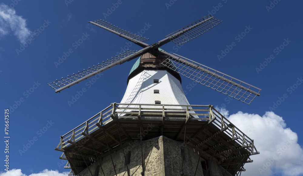 Windmühle mit blauem Himmel