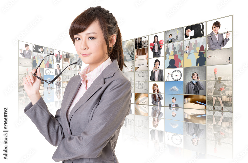 Obraz premium woman standing in front of TV