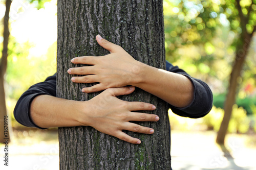 Konstfotografi Person hugs trunk large tree, close-up