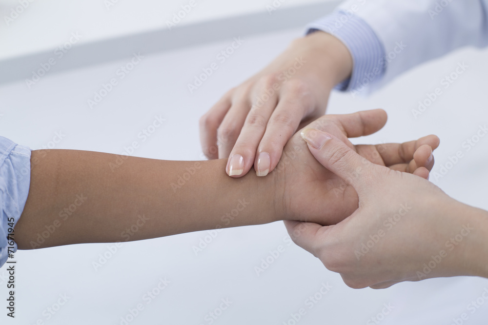 Doctor to measure the pulse of children