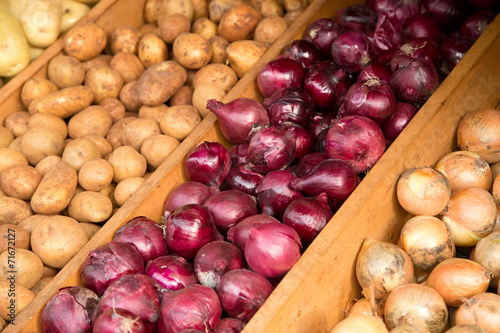 Obraz na płótnie onions and potatos. w salonie