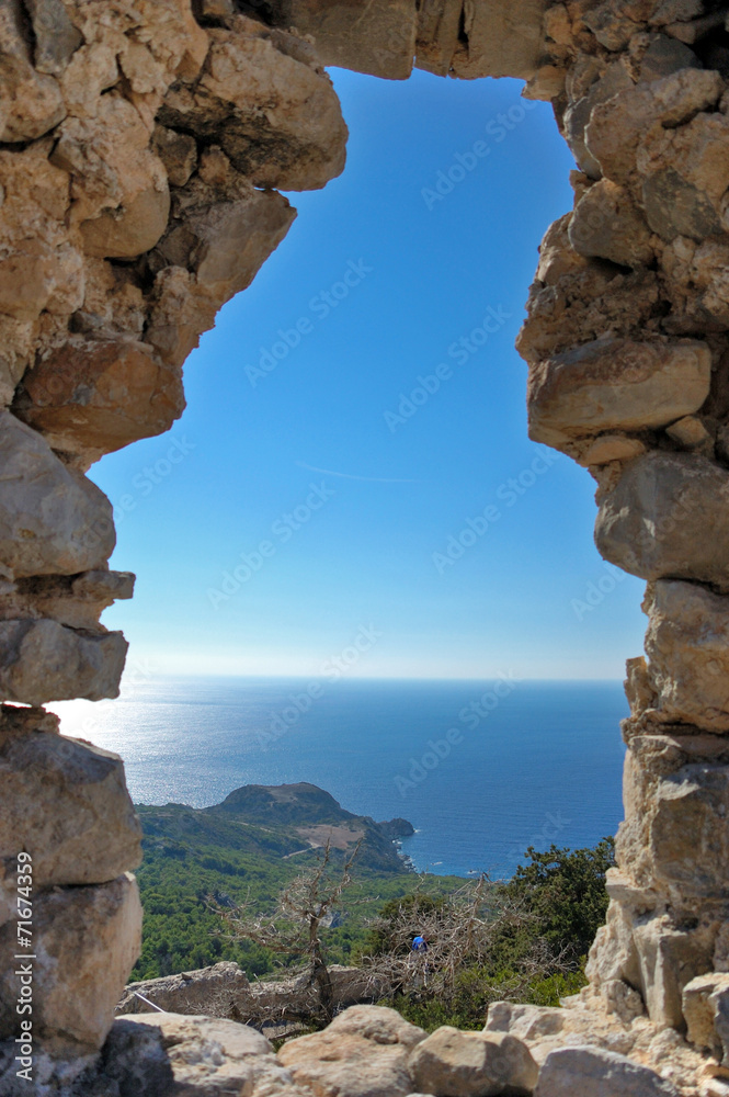 Вид на море через каменное окно