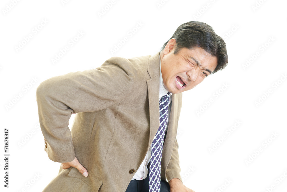 腰痛を訴えるビジネスマン