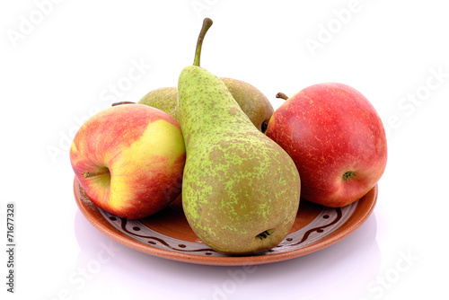 Gruszki z jabłkami na talerzu
