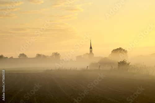 wieś i pole spowite w porannej mgle © Mike Mareen