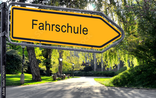 Strassenschild 25 - Fahrschule