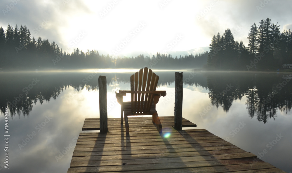 Obraz premium Krzesło na Dock w Alice Lake w późnych godzinach popołudniowych
