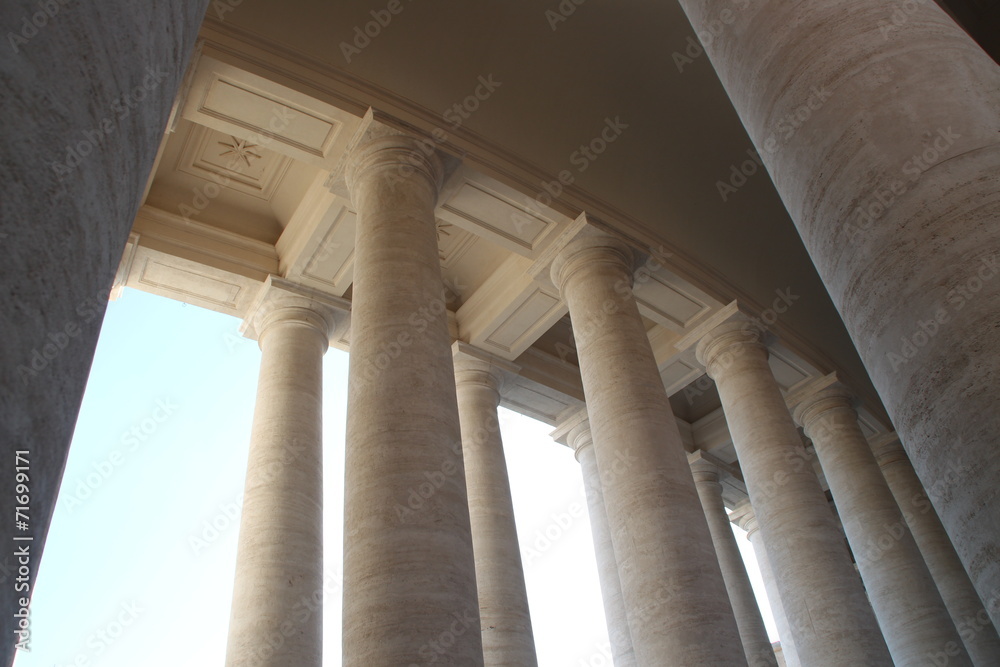 Säulen des Petersdomes in Rom