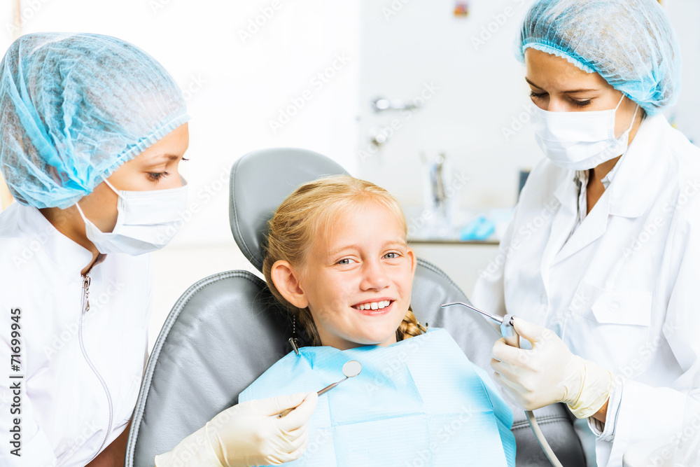 Obraz premium Dentist inspecting patient