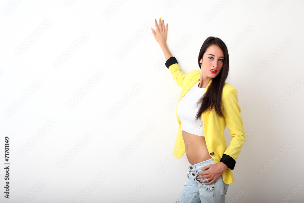 Ragazza con giacca gialla Ragazza con giacca gialla