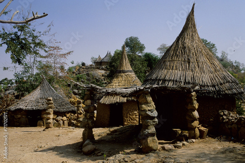 alloggi tipici popolazione maga tribu del nord camerun photo