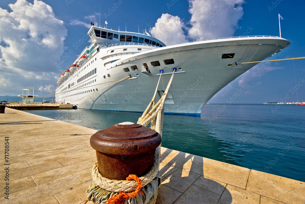 Obraz premium Cruise ship on dock in Zadar