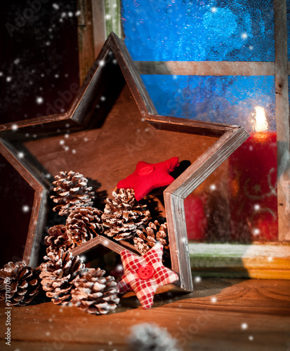 weihnachtdeko auf einem fenster