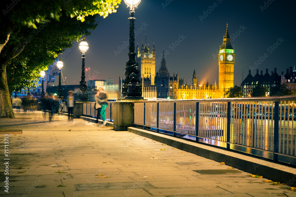 Obraz premium View of London England skyline and Big Ben seen at night.