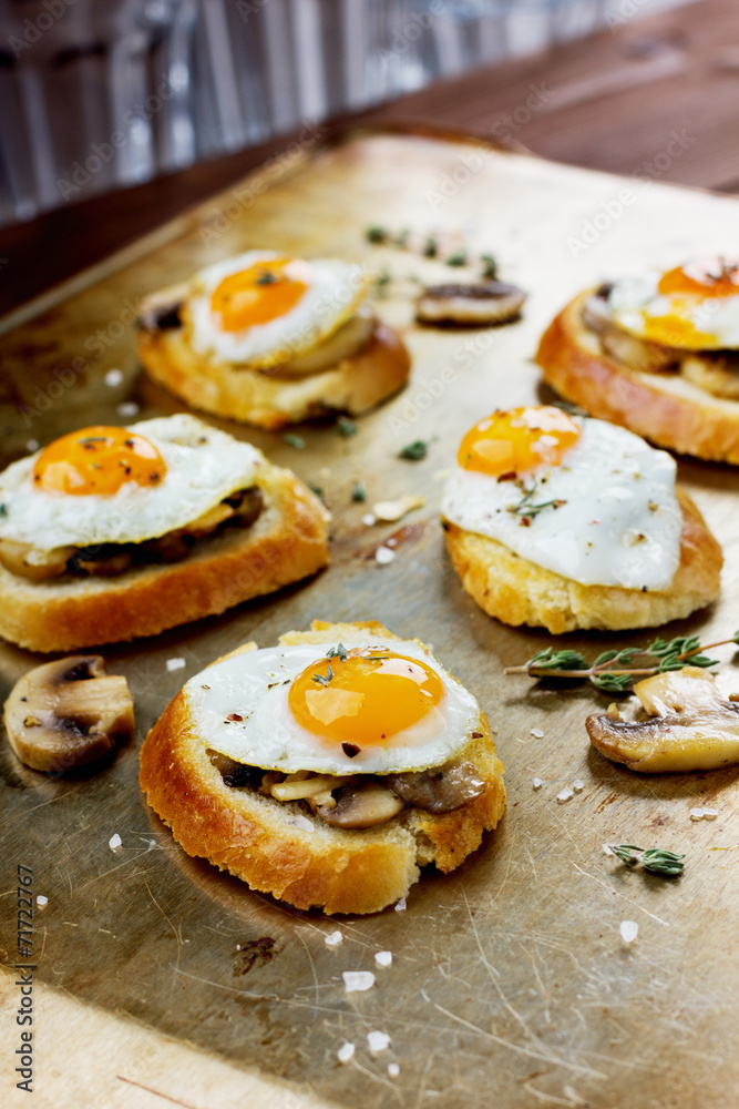 Sandwich with fried quail eggs, mushrooms and toast