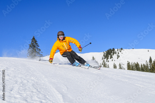 sportlich skifahren auf der Piste