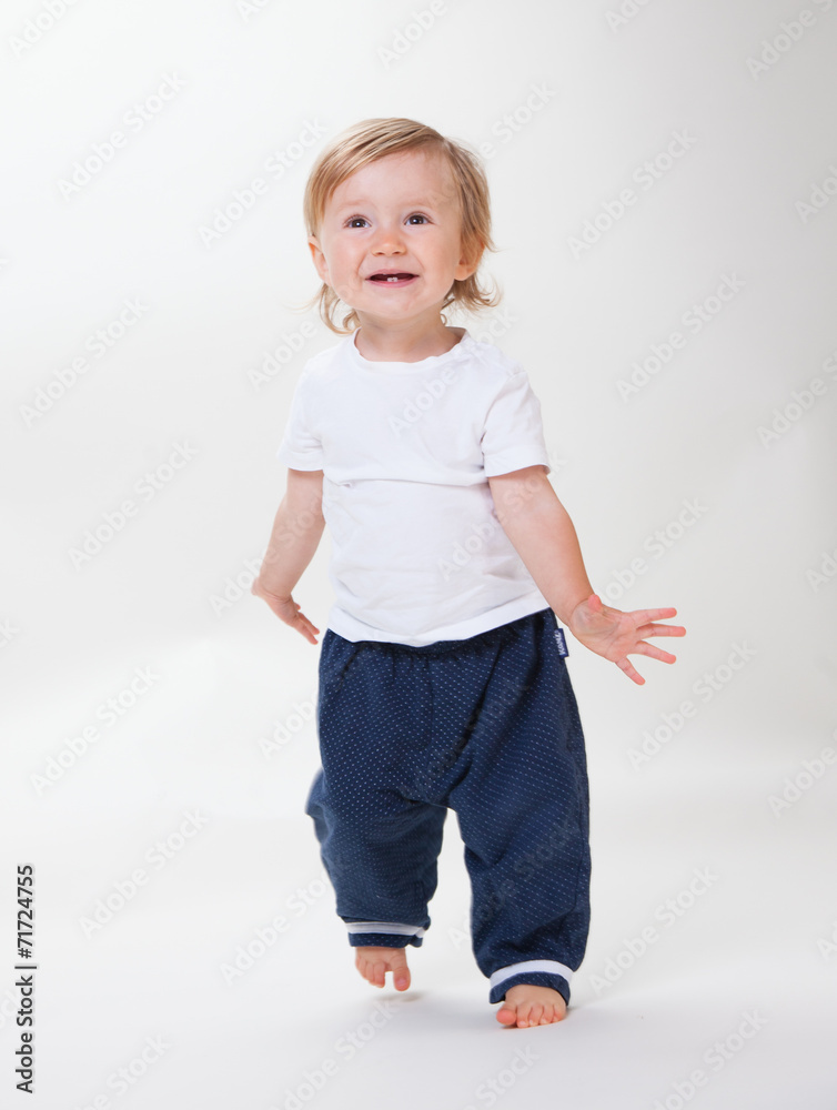 Lachender blonder Junge läuft barfuß Lachender blonder Junge läuft barfuß