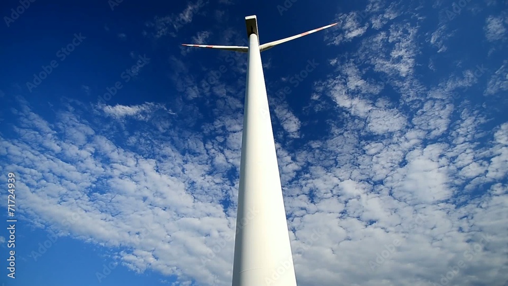 hohes windrad mit blauem himmel ganz nah in zeitraffer hohes windrad mit blauem himmel ganz nah in zeitraffer