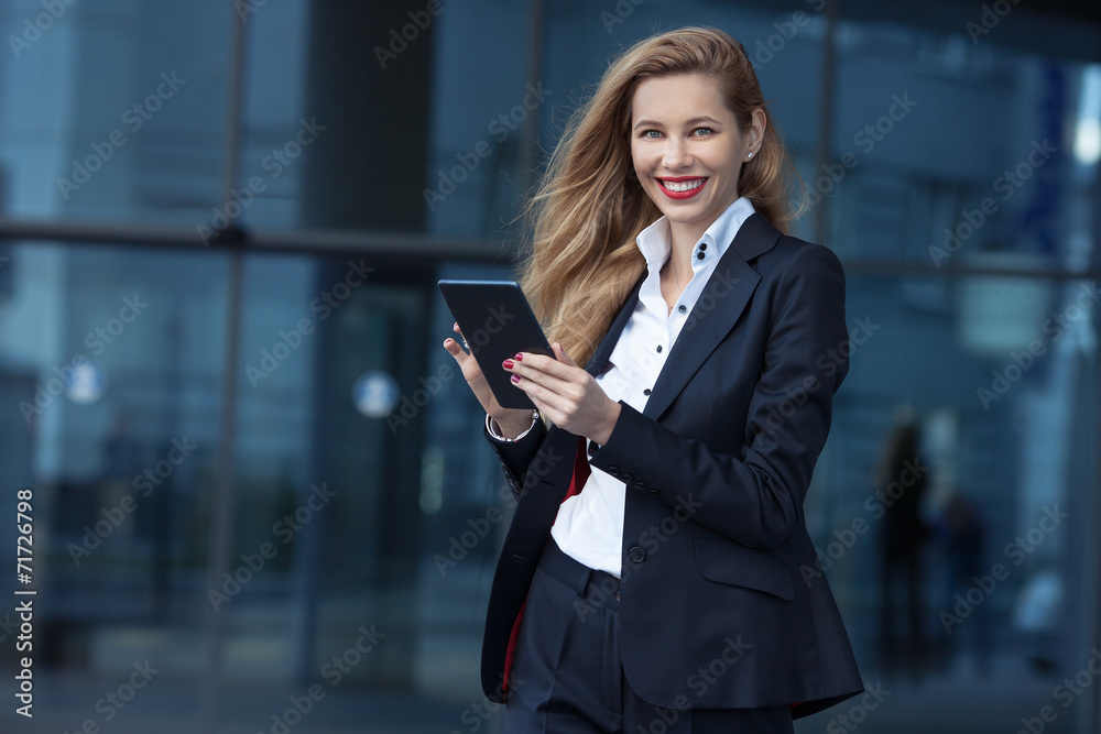 Obraz premium beautiful businesswoman with tablet