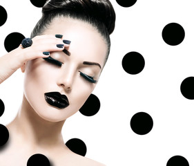 Canvas schilderij Fashion lippen Vogue model met zwarte glansnagels  © Subbotina Anna
