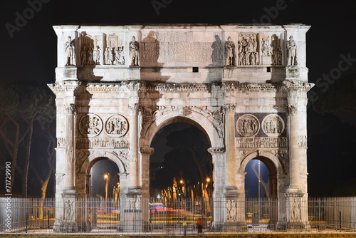 Łuk triumfalny Konstantyna koło Coloseum w Rzymie nocą, Włochy #71729990