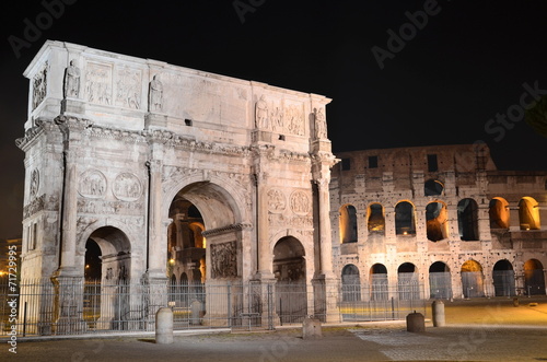 Łuk triumfalny Konstantyna koło Coloseum w Rzymie nocą, Włochy #71729995