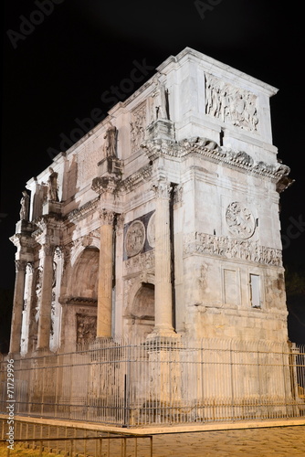 Łuk triumfalny Konstantyna koło Coloseum w Rzymie nocą, Włochy #71729996