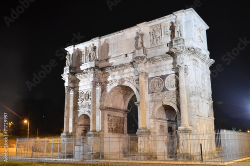 Łuk triumfalny Konstantyna koło Coloseum w Rzymie nocą, Włochy