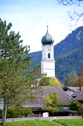Dorfkirche in den Alpen