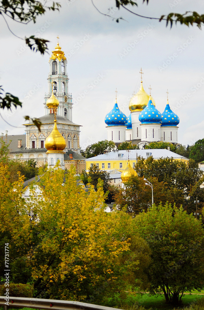 Fototapeta premium Autumn in Trinity Sergius Lavra. UNESCO Heritage SIte.