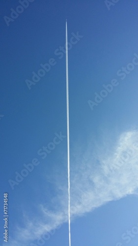 Estela de avión en cielo azul