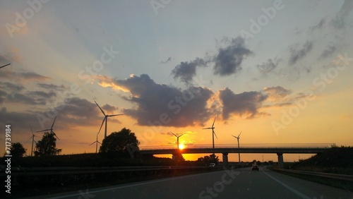 Sonnenuntergang auf der Autobahn