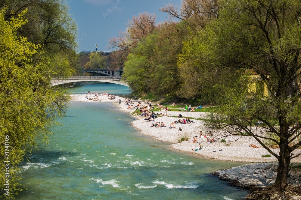 Fototapeta premium Po pracy relaks na monachijskiej Isar